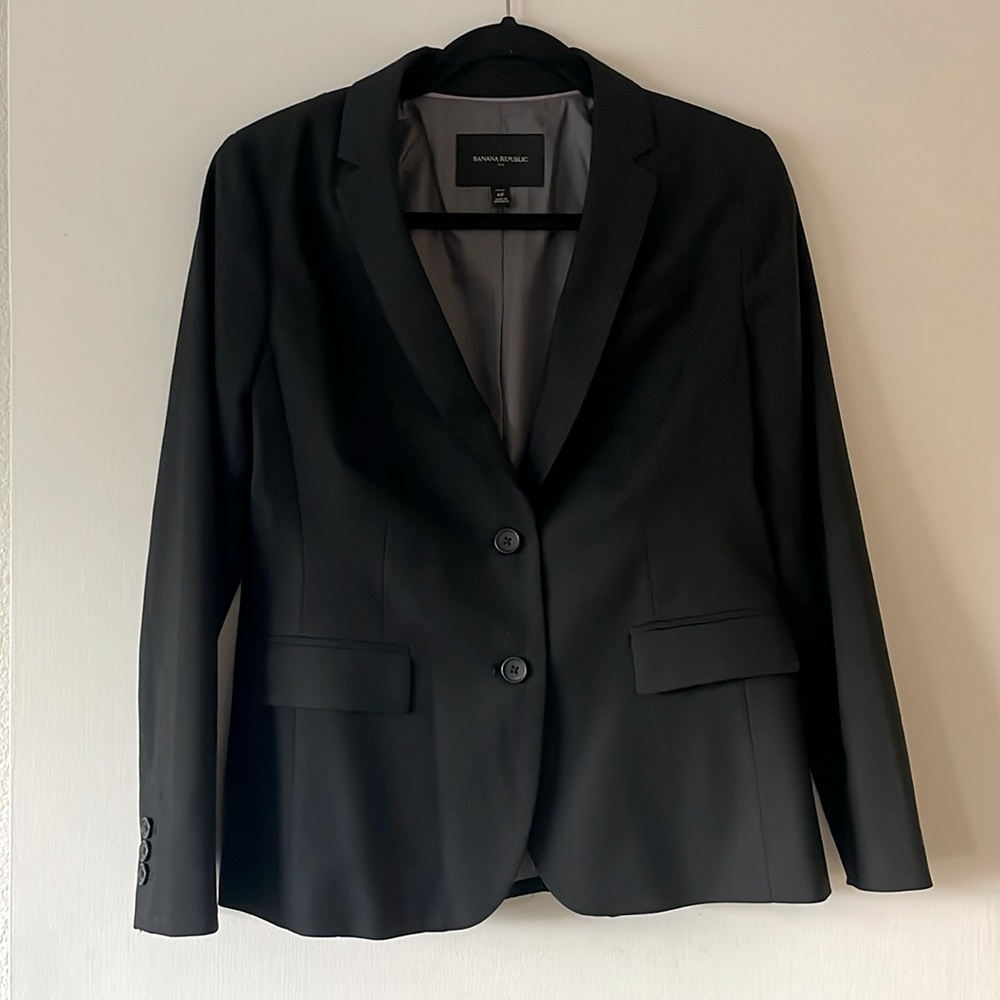Banana Republic.  Women’s black blazer.  Size 6P